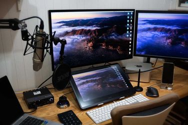 映像クリエイターのデスクツアー！愛用PC＆こだわり周辺機器